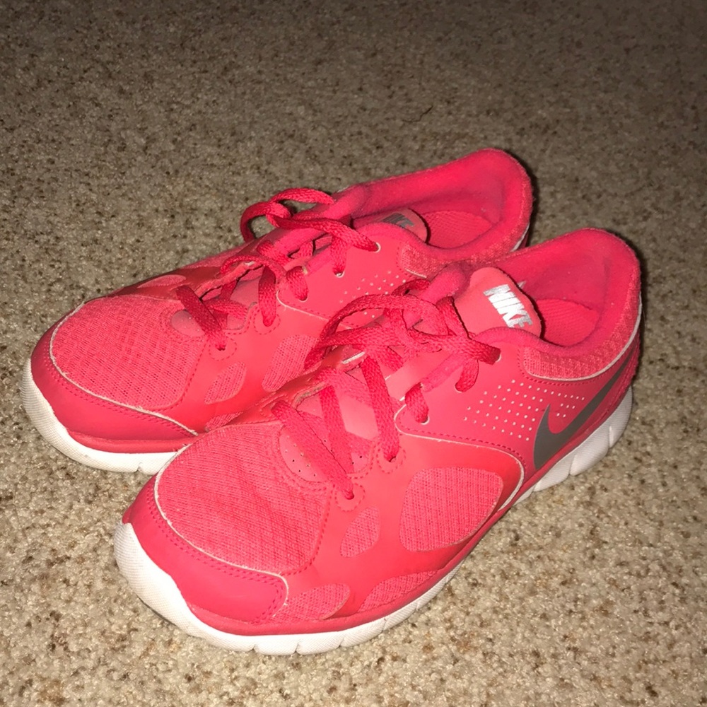 women’s nike tennis shoes !! 6.5